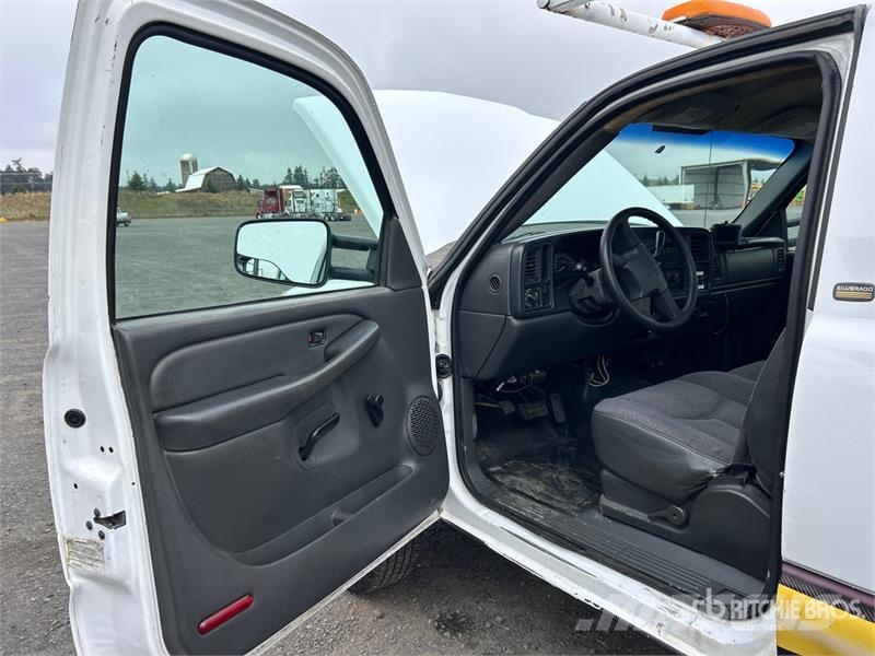 Chevrolet Silverado 2500HD 4x2 Utility Truck Vieglais kravas automobilis/izkraušana no sāniem