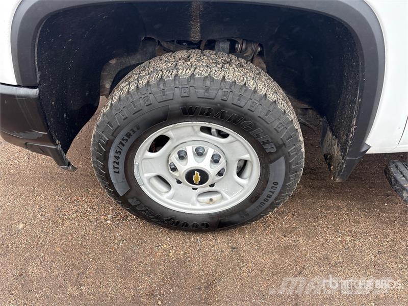 Chevrolet Silverado 2500HD 4x4 Crew Cab Pickup Diger