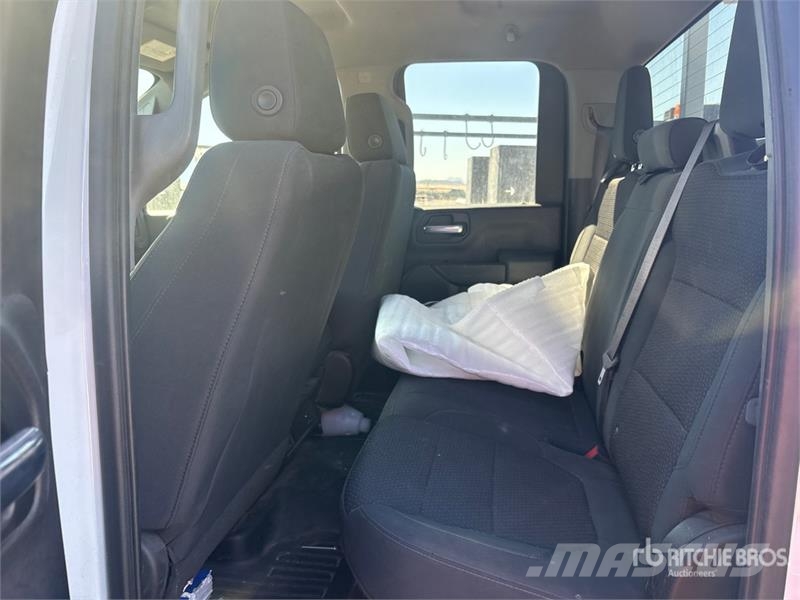 Chevrolet Silverado 2500 4x2 Crew Cab Utility Truck Prekucniki