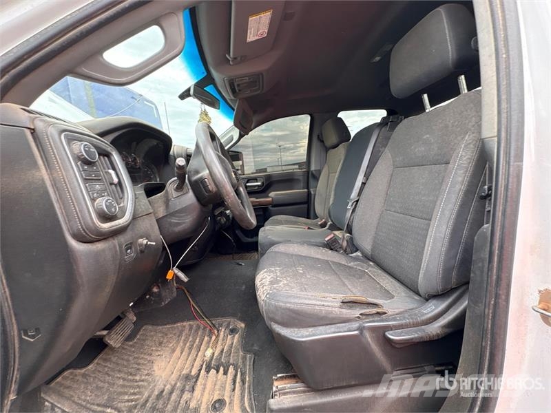 Chevrolet Silverado 2500HD Z71 4x4 Extended Cab Pickup Outro