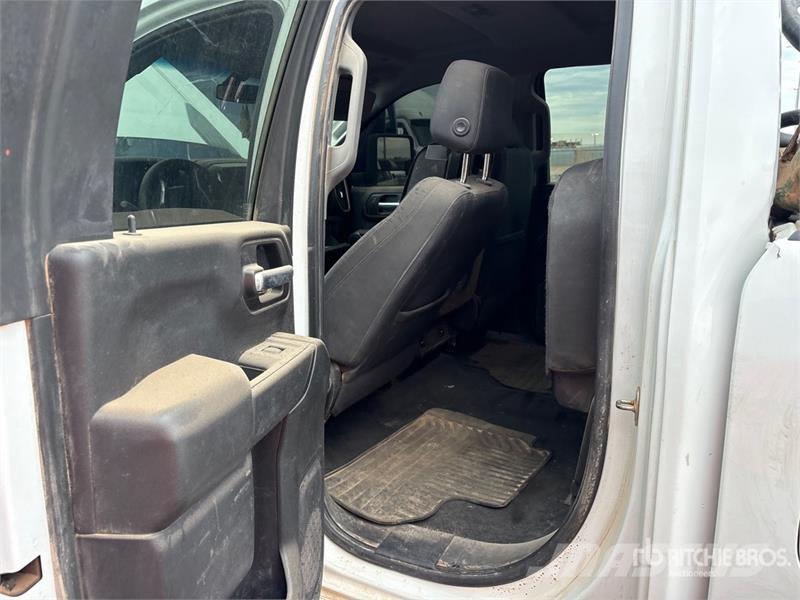 Chevrolet Silverado 2500HD Z71 4x4 Extended Cab Pickup Outro