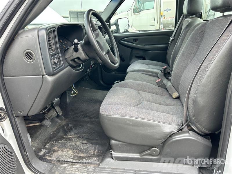 Chevrolet Silverado 2500HD 4x2 Utility Truck Vieglais kravas automobilis/izkraušana no sāniem