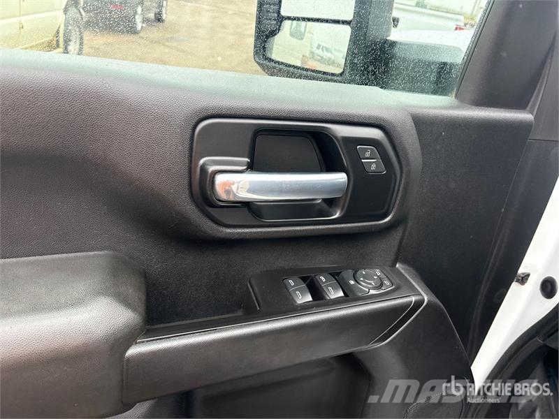 Chevrolet Silverado 2500HD 4x4 Crew Cab Pickup Diger