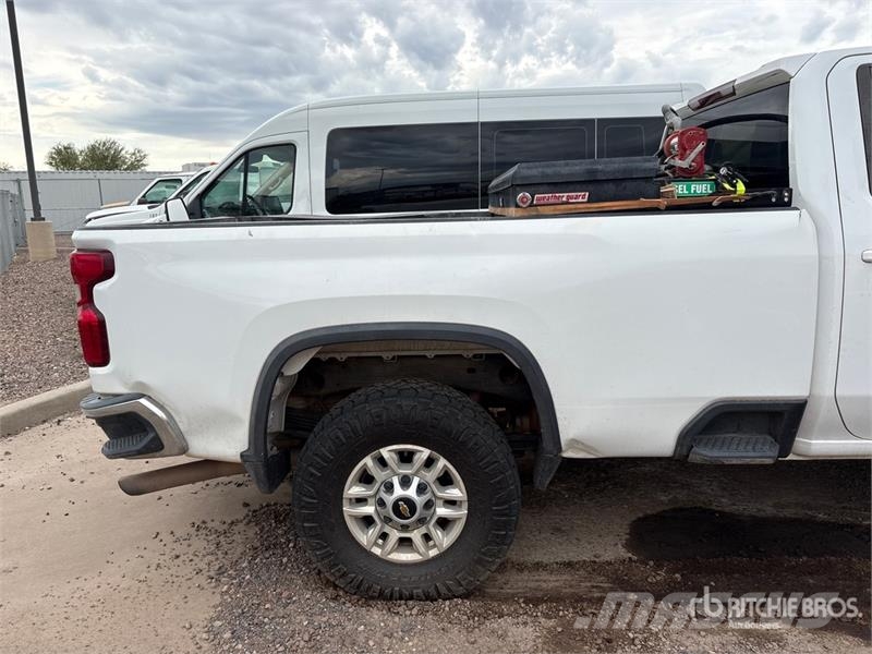 Chevrolet Silverado 2500HD Z71 4x4 Extended Cab Pickup Outro