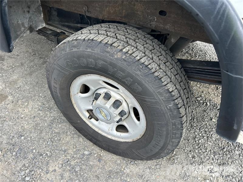 Chevrolet Silverado 2500HD 4x2 Utility Truck Vieglais kravas automobilis/izkraušana no sāniem