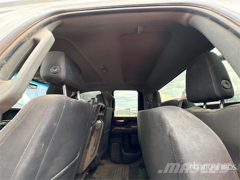 Chevrolet Silverado 2500HD Z71 4x4 Extended Cab Pickup Outro