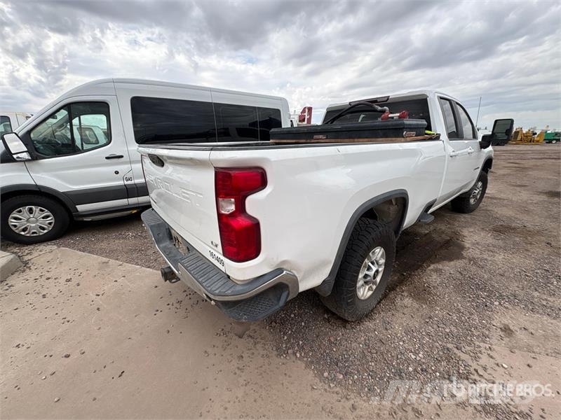 Chevrolet Silverado 2500HD Z71 4x4 Extended Cab Pickup Outro