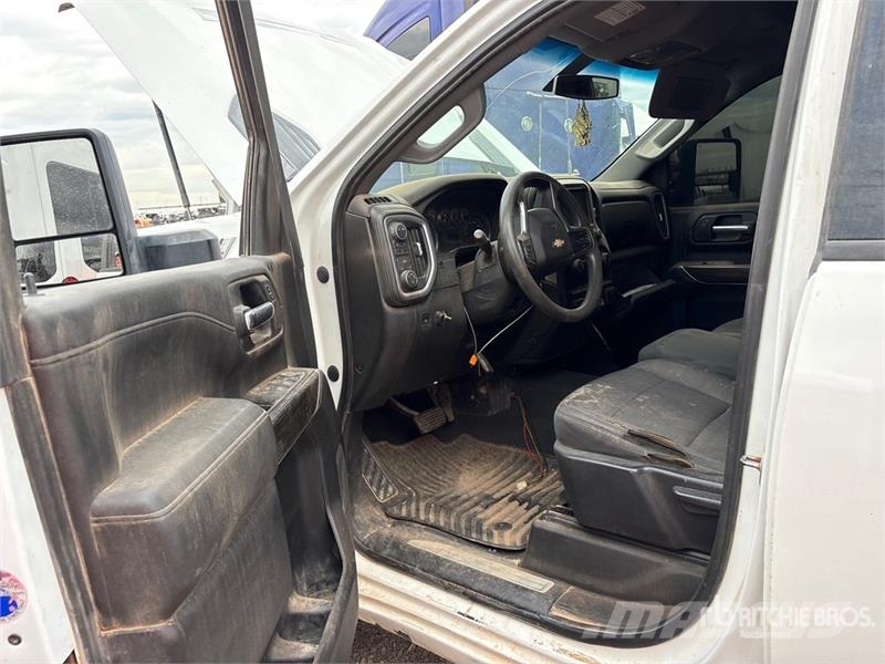 Chevrolet Silverado 2500HD Z71 4x4 Extended Cab Pickup Outro