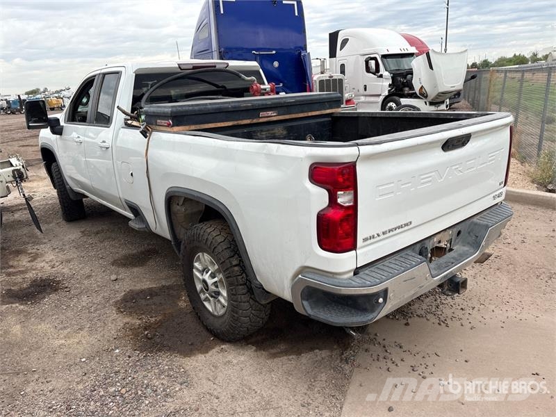 Chevrolet Silverado 2500HD Z71 4x4 Extended Cab Pickup Outro