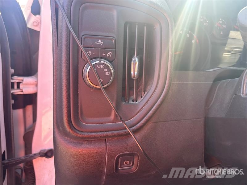 Chevrolet Silverado 2500 4x2 Crew Cab Utility Truck Prekucniki