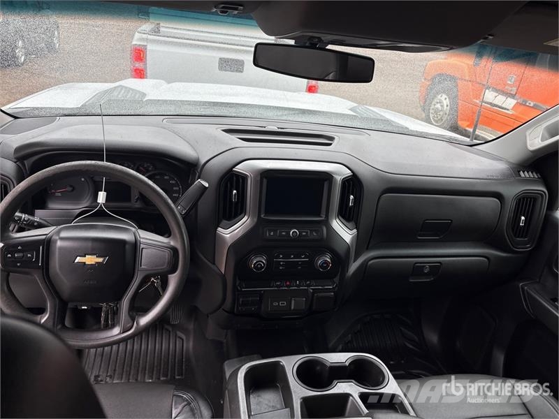 Chevrolet Silverado 2500HD 4x4 Crew Cab Pickup Diger