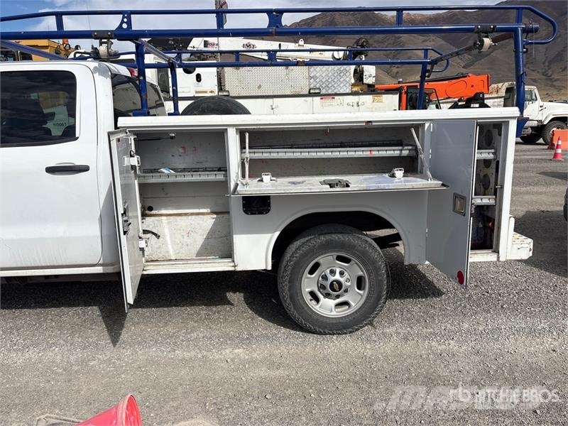 Chevrolet Silverado 2500HD Extended Cab Utility Truck Пикапи