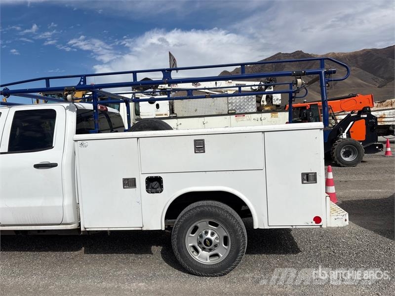 Chevrolet Silverado 2500HD Extended Cab Utility Truck Пикапи