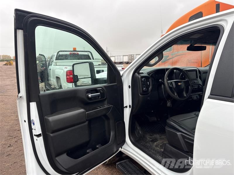 Chevrolet Silverado 2500HD 4x4 Crew Cab Pickup Diger