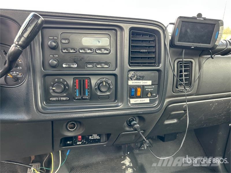 Chevrolet Silverado 2500HD 4x2 Utility Truck Vieglais kravas automobilis/izkraušana no sāniem