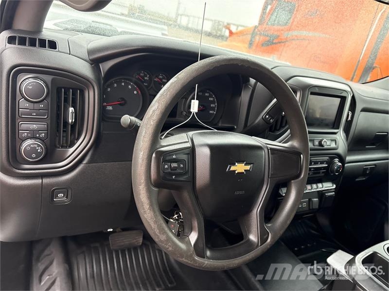 Chevrolet Silverado 2500HD 4x4 Crew Cab Pickup Diger