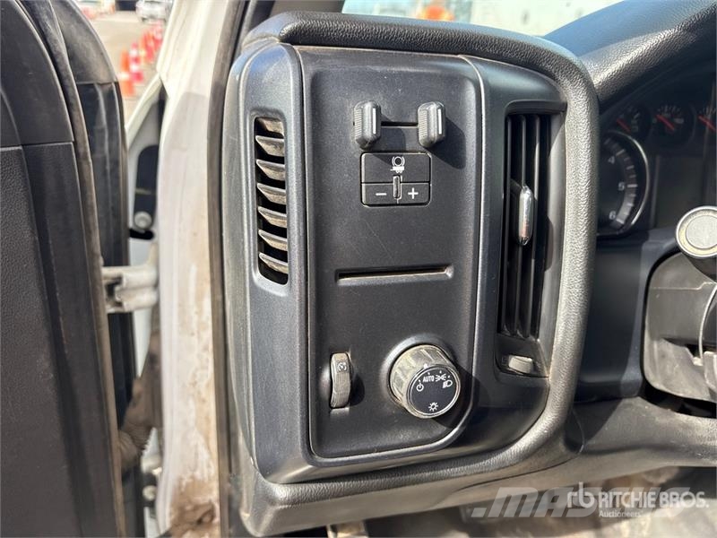 Chevrolet Silverado 2500HD Extended Cab Utility Truck Пикапи