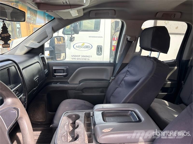 Chevrolet Silverado 2500HD Extended Cab Utility Truck Пикапи