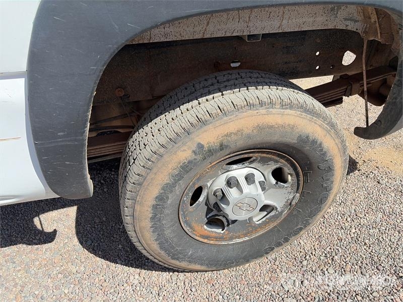 Chevrolet Silverado 2500 HD 4x2 Crew Cab Pickup Kita