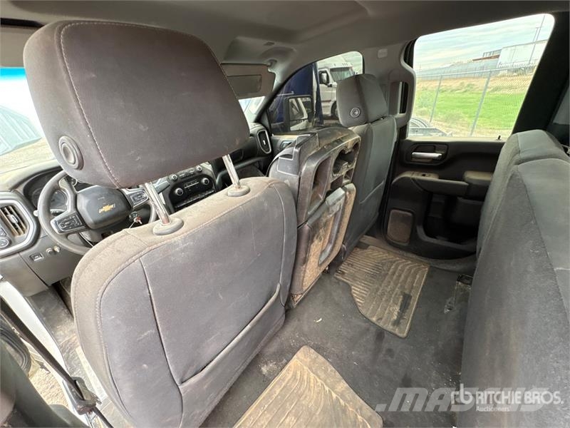 Chevrolet Silverado 2500HD Z71 4x4 Extended Cab Pickup Outro