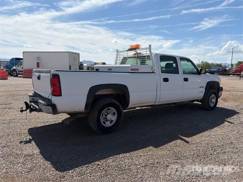 Chevrolet Silverado 2500 HD 4x2 Crew Cab Pickup Kita