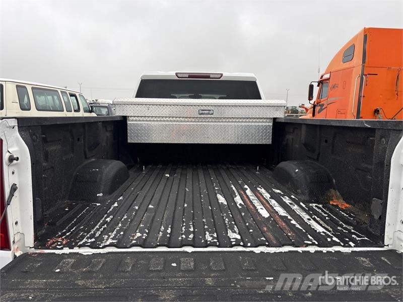Chevrolet Silverado 2500HD 4x4 Crew Cab Pickup Diger