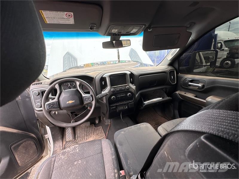 Chevrolet Silverado 2500HD Z71 4x4 Extended Cab Pickup Outro