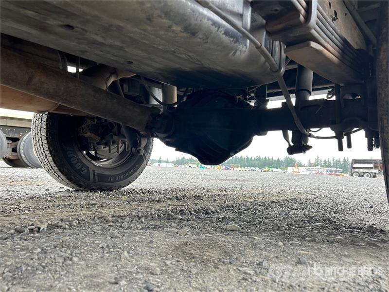 Chevrolet Silverado 2500HD 4x2 Utility Truck Vieglais kravas automobilis/izkraušana no sāniem