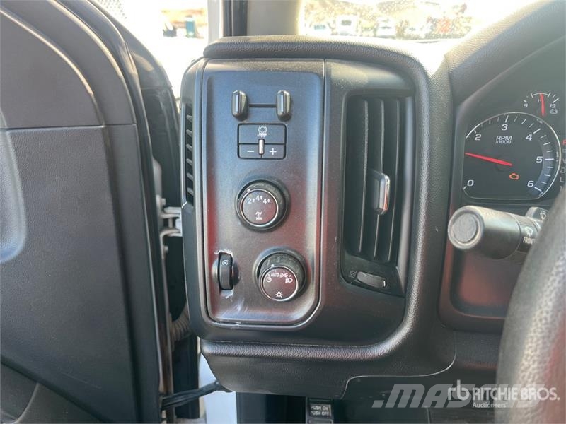 Chevrolet Silverado 2500HD 4x4 Crew Cab Utility Truck Prekucniki