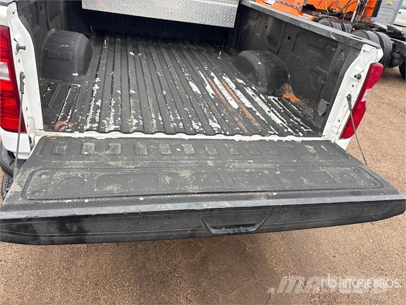 Chevrolet Silverado 2500HD 4x4 Crew Cab Pickup Diger