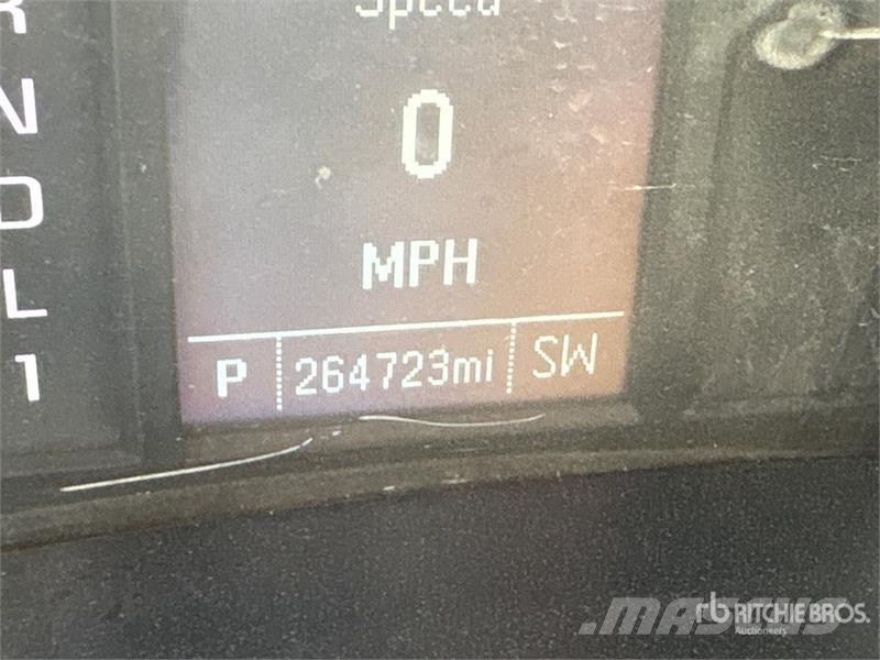 Chevrolet Silverado 2500HD شاحنات مسطحة/مفصلية الجوانب