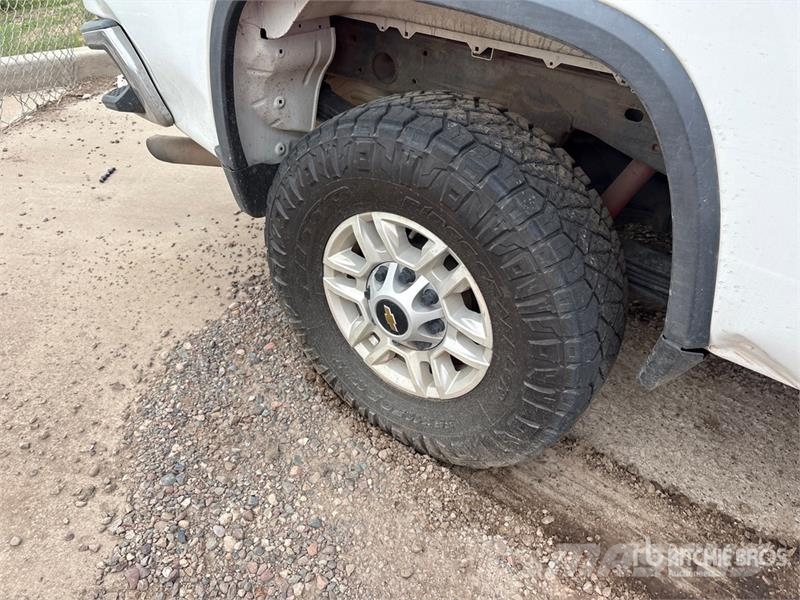 Chevrolet Silverado 2500HD Z71 4x4 Extended Cab Pickup Outro