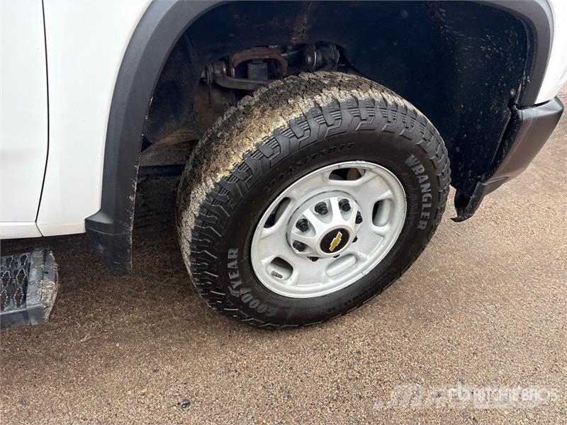 Chevrolet Silverado 2500HD 4x4 Crew Cab Pickup Diger