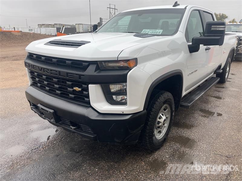 Chevrolet Silverado 2500HD 4x4 Crew Cab Pickup Diger