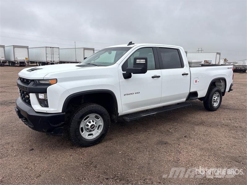 Chevrolet Silverado 2500HD 4x4 Crew Cab Pickup Diger