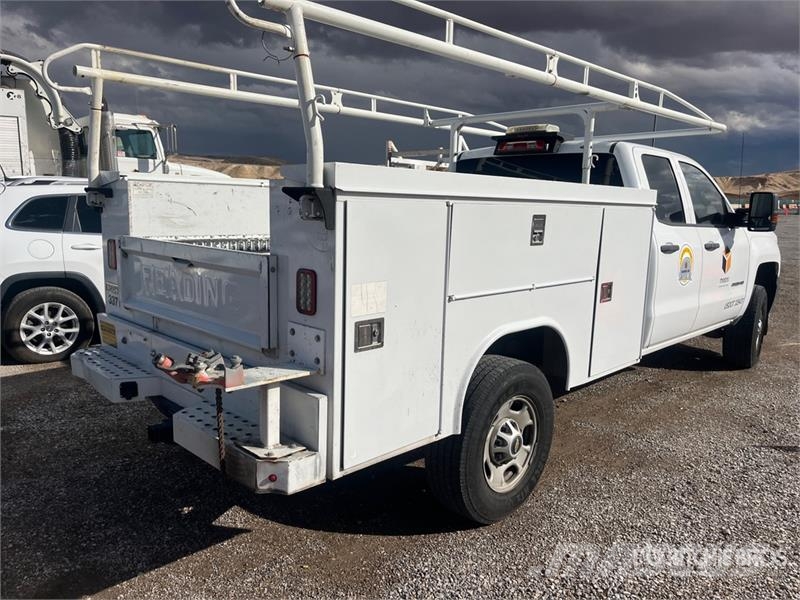 Chevrolet Silverado 2500HD 4x4 Crew Cab Utility Truck Prekucniki