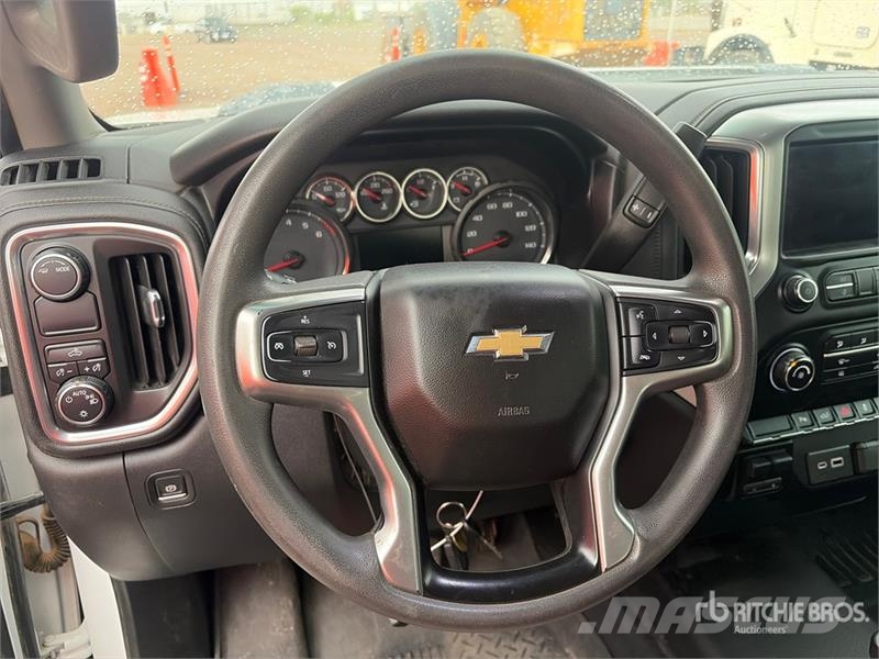 Chevrolet Silverado 2500HD 4x2 Crew Cab Pickup Andere Transporter