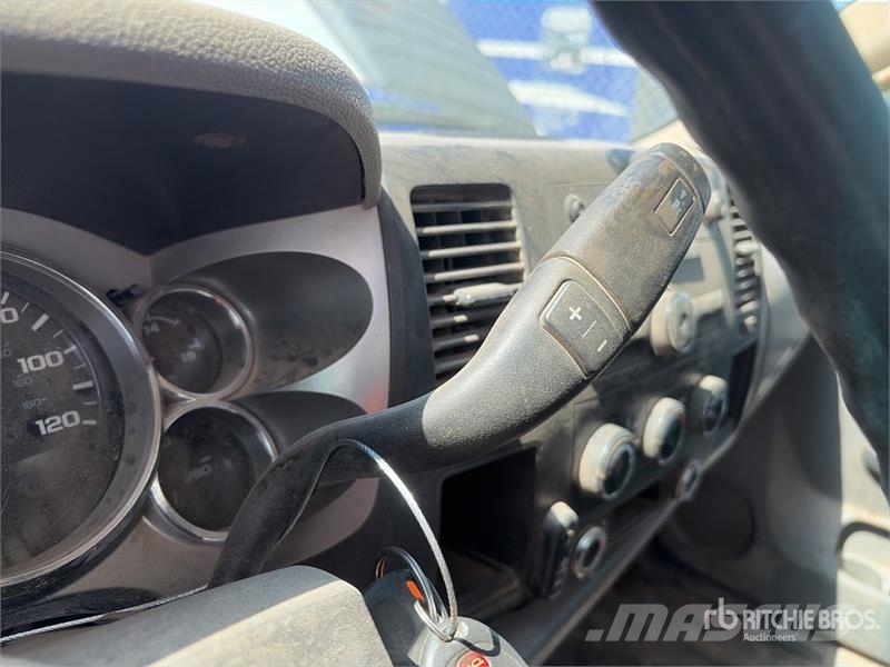Chevrolet Silverado 2500 HD 4x2 Crew Cab Pickup Altele