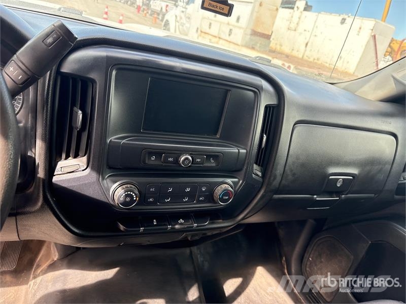 Chevrolet Silverado 2500HD Extended Cab Utility Truck Пикапи