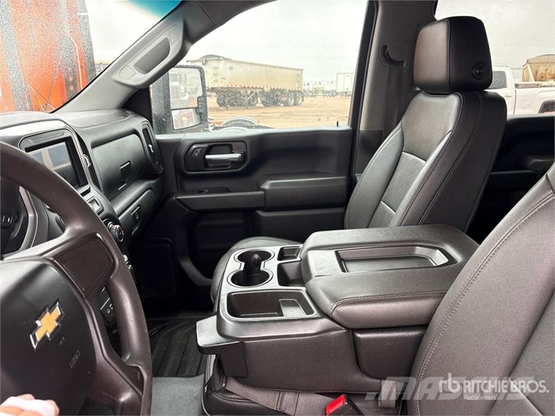 Chevrolet Silverado 2500HD 4x4 Crew Cab Pickup Diger