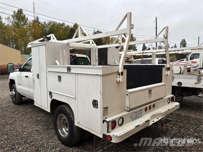 Chevrolet Silverado 3500 4x2 Extended Cab Utility Truck Vieglais kravas automobilis/izkraušana no sāniem