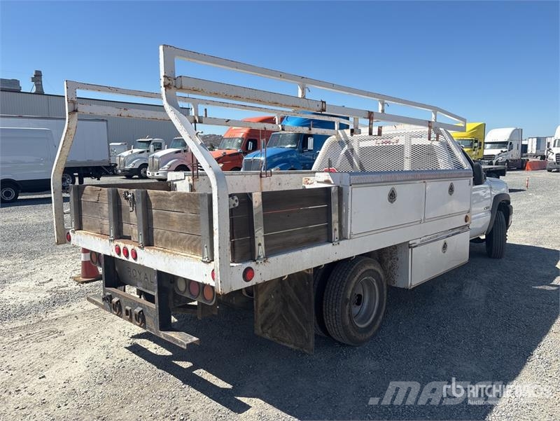 Chevrolet Silverado 3500 شاحنات مسطحة/مفصلية الجوانب