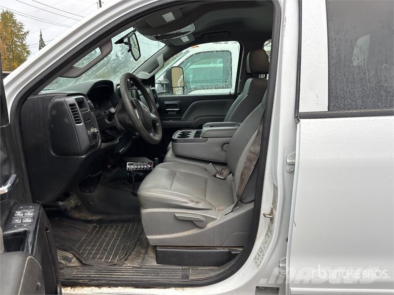 Chevrolet Silverado 3500 4x2 Extended Cab Utility Truck Vieglais kravas automobilis/izkraušana no sāniem