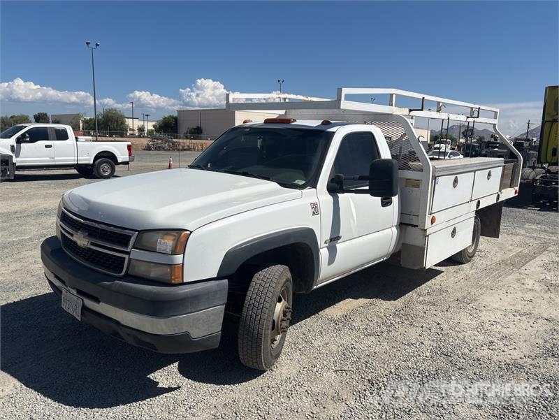 Chevrolet Silverado 3500 شاحنات مسطحة/مفصلية الجوانب