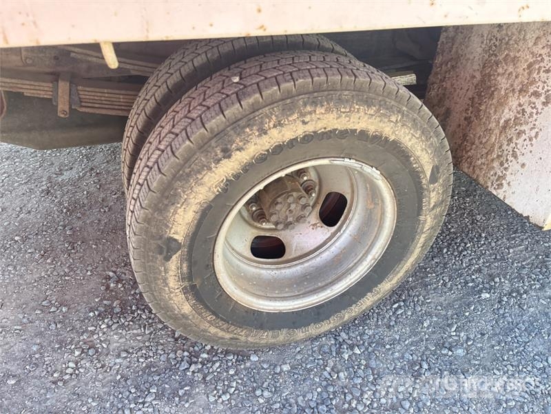 Chevrolet Silverado 3500 شاحنات مسطحة/مفصلية الجوانب