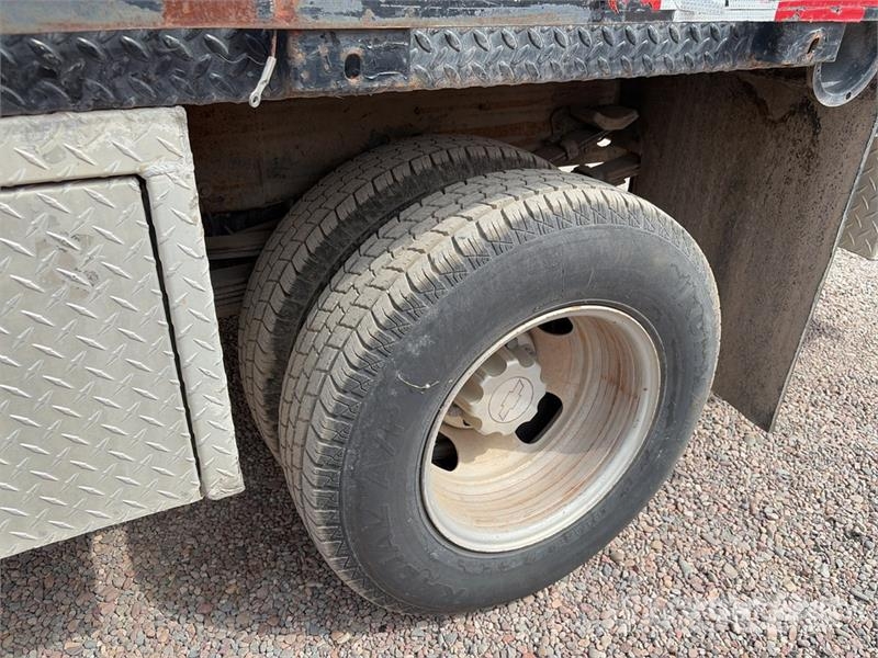 Chevrolet Silverado 3500 4x2 Crew Cab Flatbed Truck Camiones de cama baja