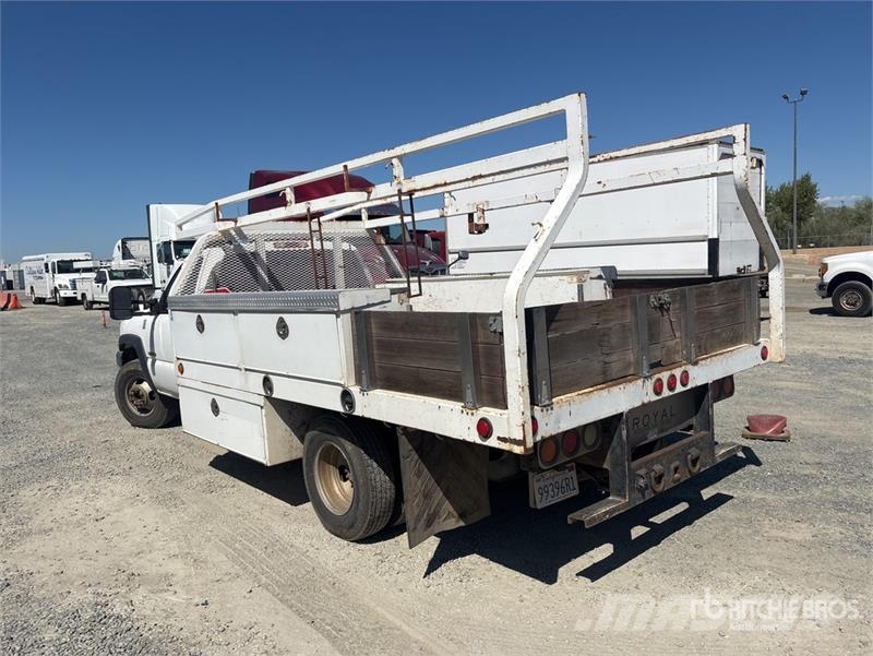 Chevrolet Silverado 3500 شاحنات مسطحة/مفصلية الجوانب