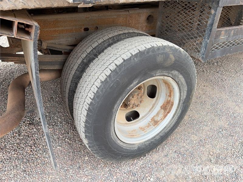 Chevrolet Silverado 3500 4x2 Crew Cab Flatbed Truck Camiones de cama baja