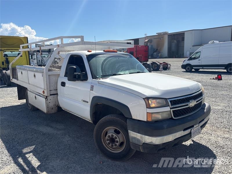 Chevrolet Silverado 3500 شاحنات مسطحة/مفصلية الجوانب