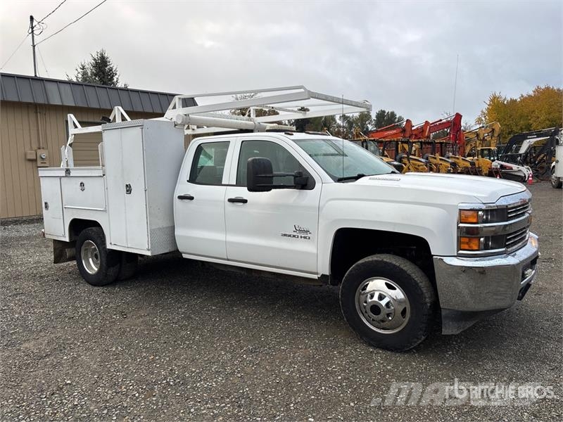 Chevrolet Silverado 3500 4x2 Extended Cab Utility Truck Vieglais kravas automobilis/izkraušana no sāniem